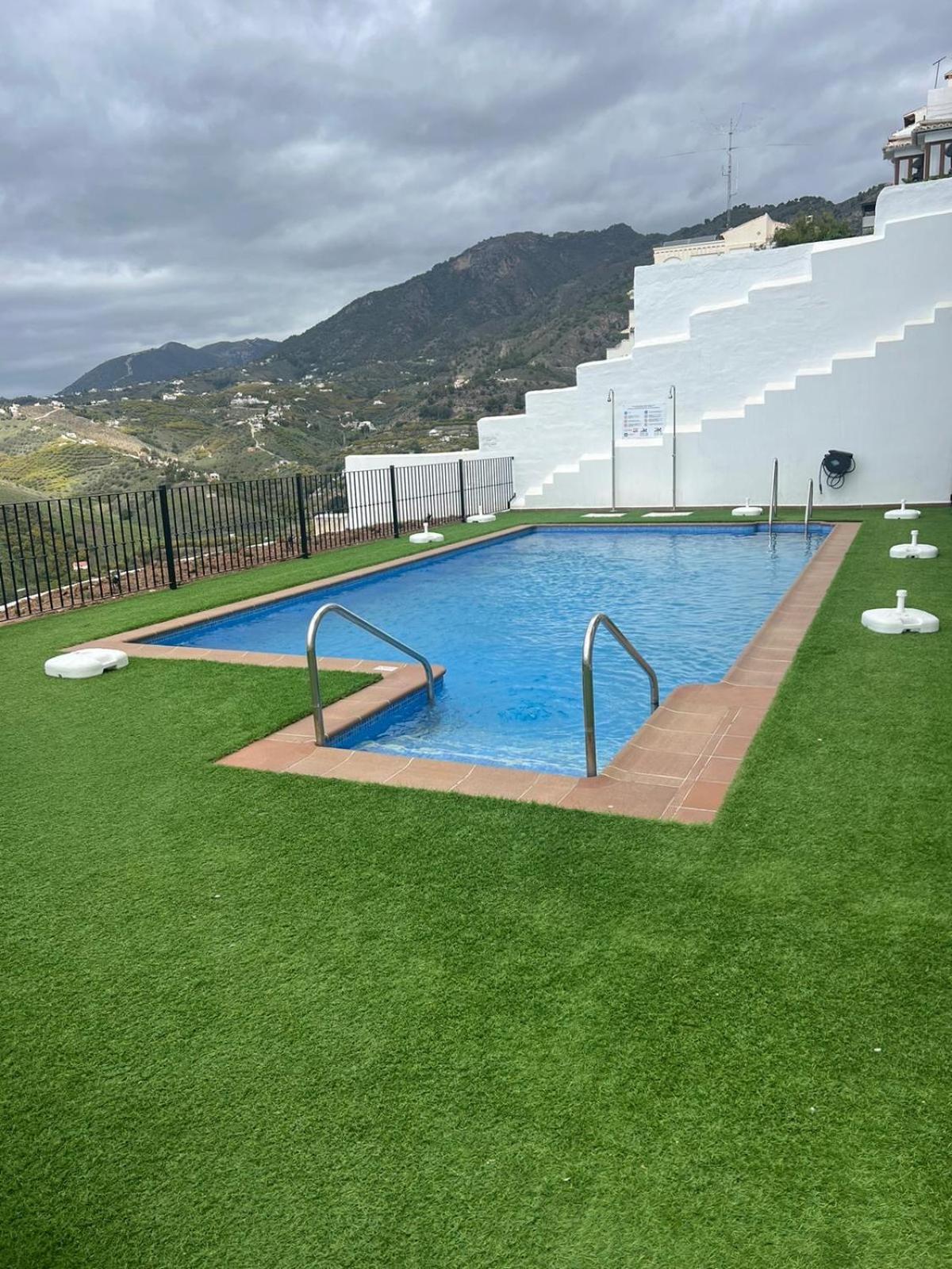 Atico Con Increibles Vistas A Las Montanas Y Mar Frigiliana Exterior photo